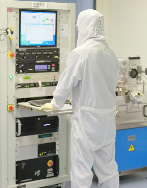 Persoon in cleanroom